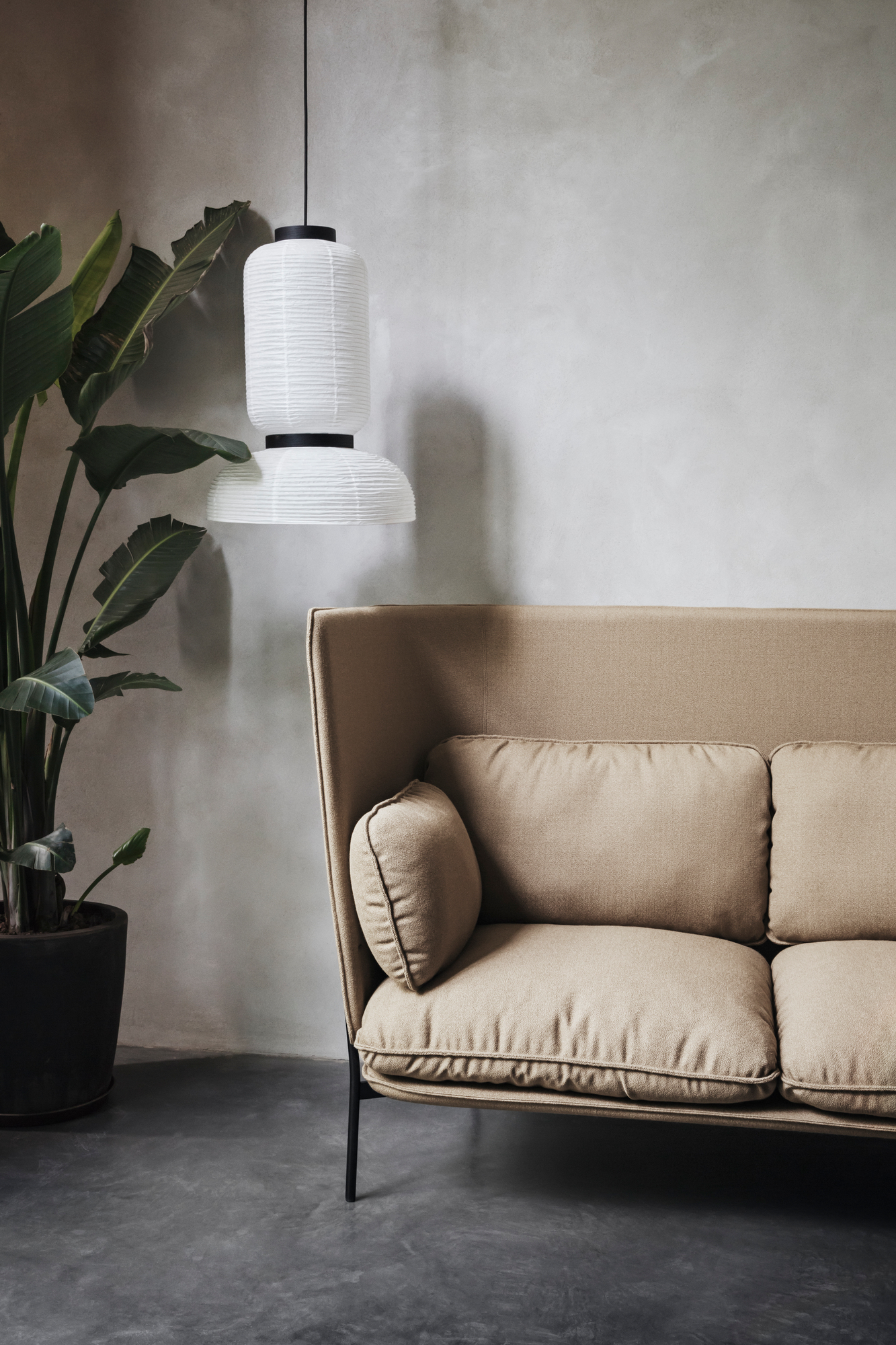 Beige Cloud Sofa mit hoher Rückenlehne von AndTradition, modernes Design, bequeme Polsterung, stilvolles Wohnzimmer.