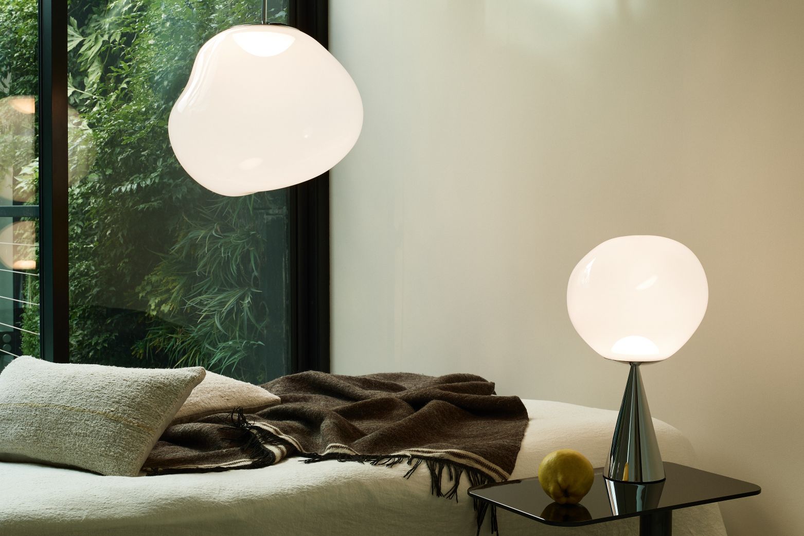 Nahaufnahme der Tom Dixon Melt Pendelleuchte in Opal-Silber, moderne Designerlampe für Wohnräume.