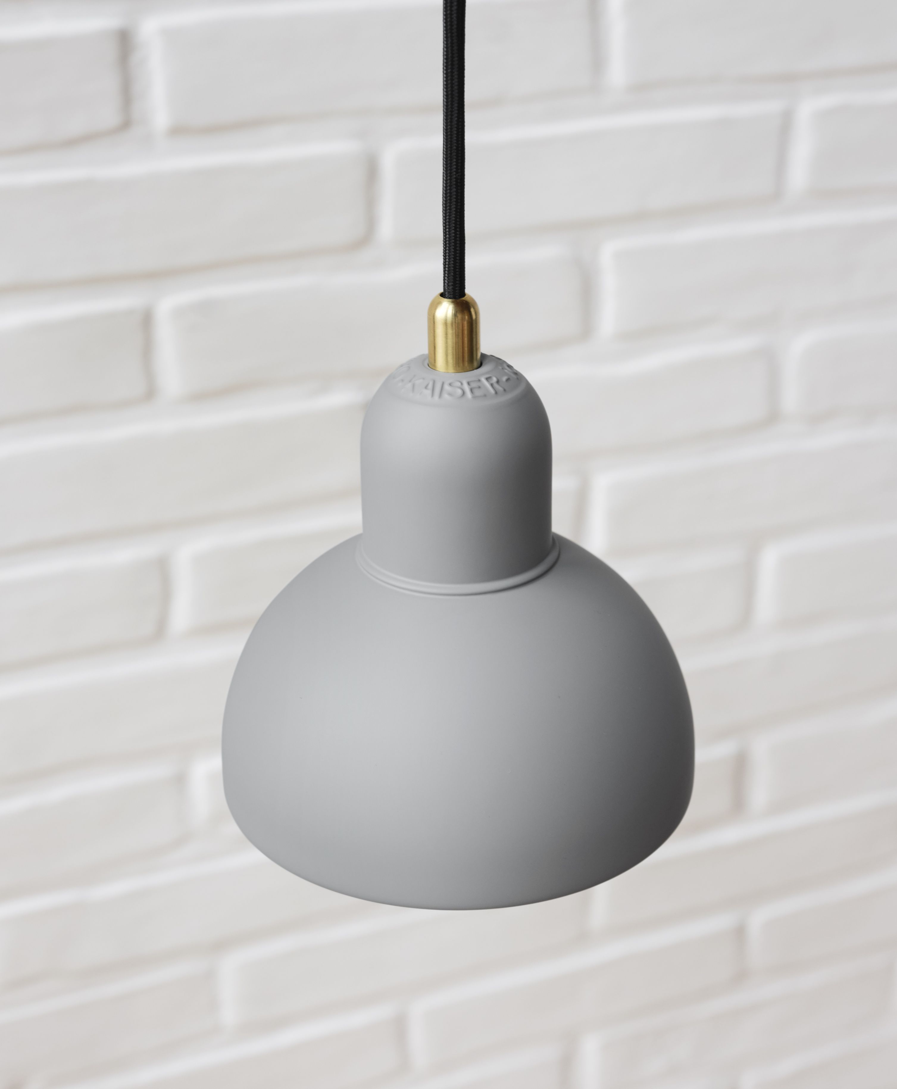 Graue Fritz Hansen Pendelleuchte, Modell 6722-P, mit schwarzem Kabel und Messingdetails.