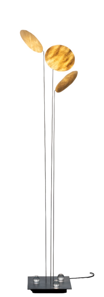 Nuunu Stehleuchte von Ingo Maurer: Moderne Stehlampe mit drei Lampenschirmen und filigranem Design.