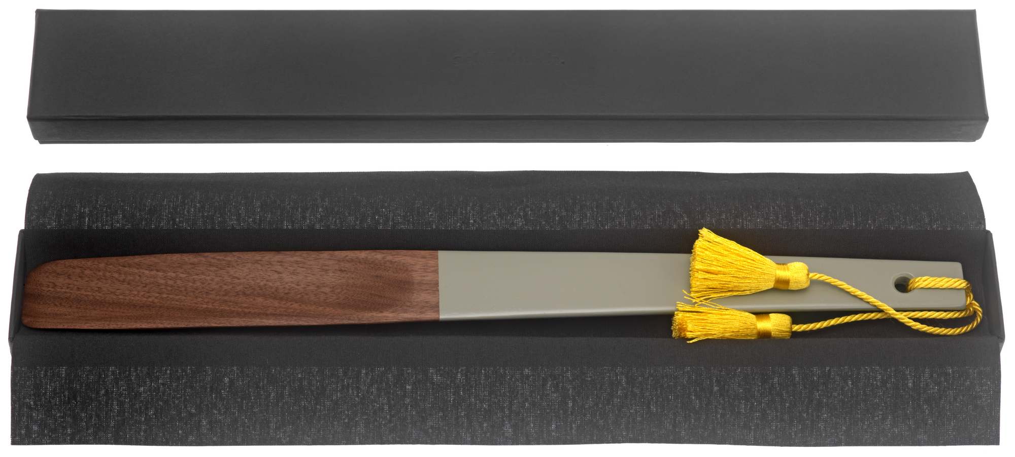 Schönbuch Loafer Schuhlöffel aus Holz und Metall mit gelben Quasten in schwarzer Geschenkbox.