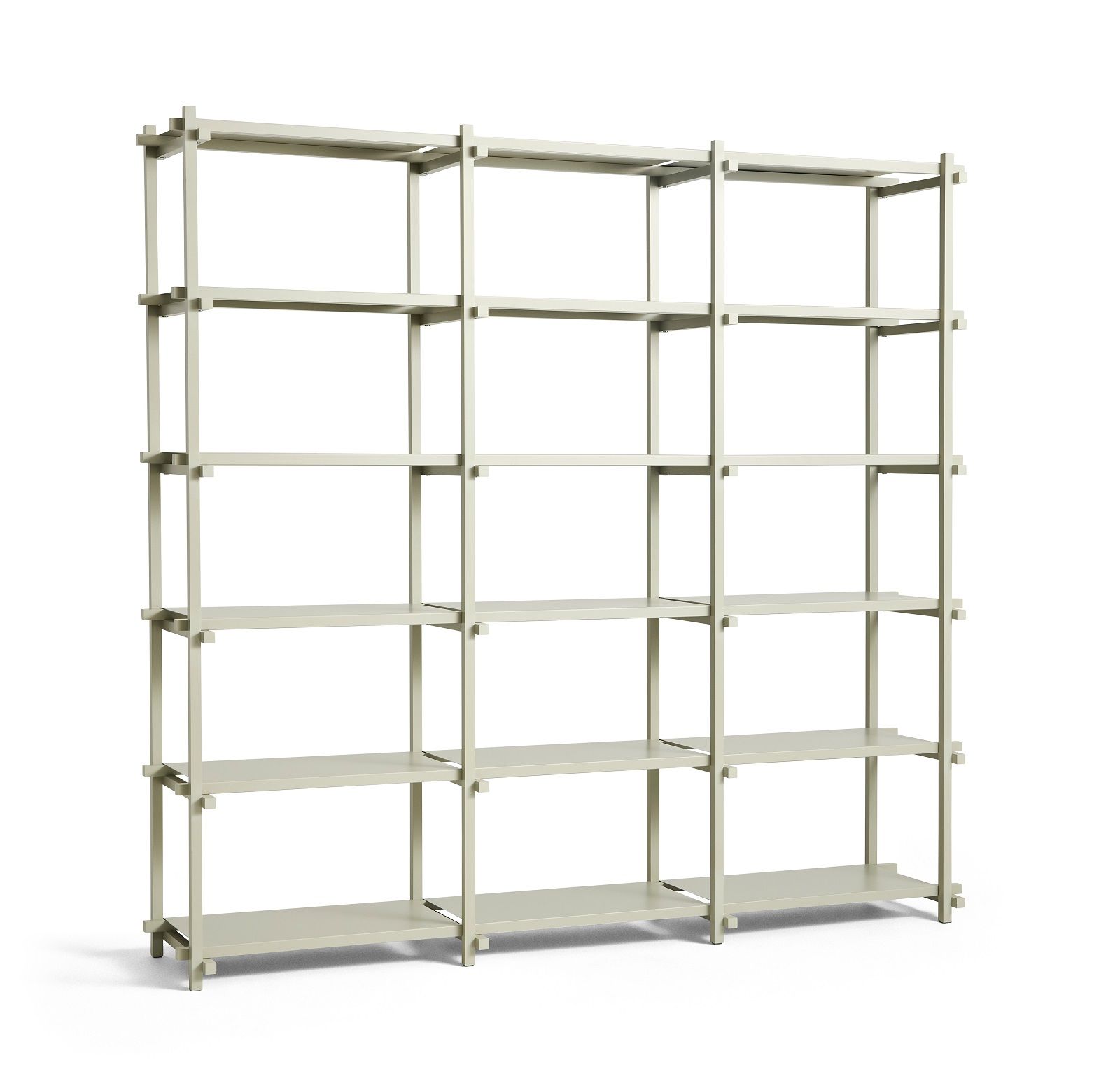 Helles, hohes Woody Regal von Hay mit minimalistischem Design und mehreren Regalböden für Wohnzimmer oder Büro.