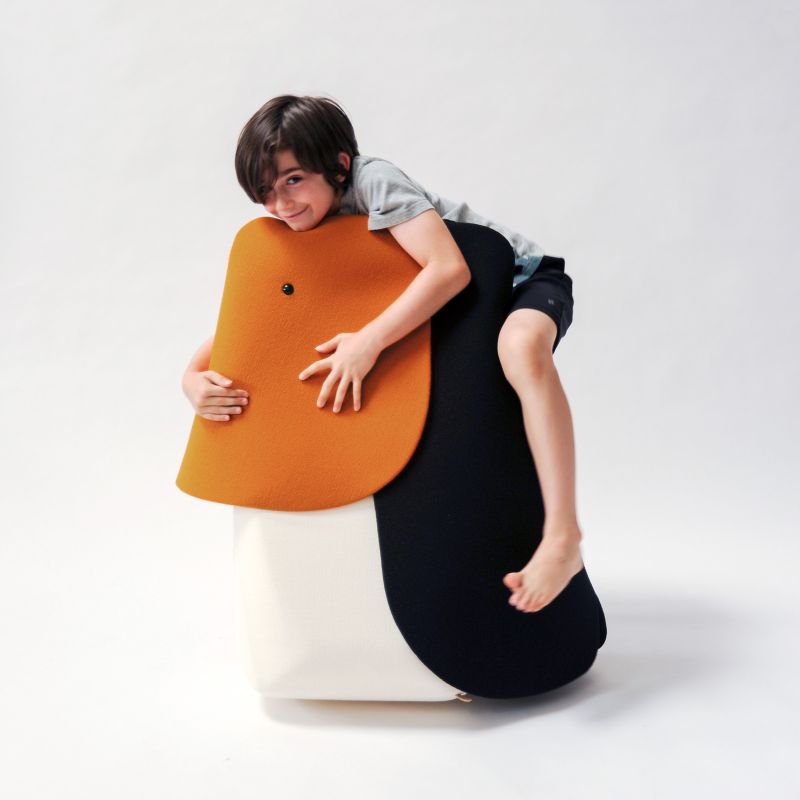 Junge umarmt großen, farbenfrohen Tukan Sitzpouf von EO Denmark, Kindermöbel, Zoo Collection Sitzkissen.