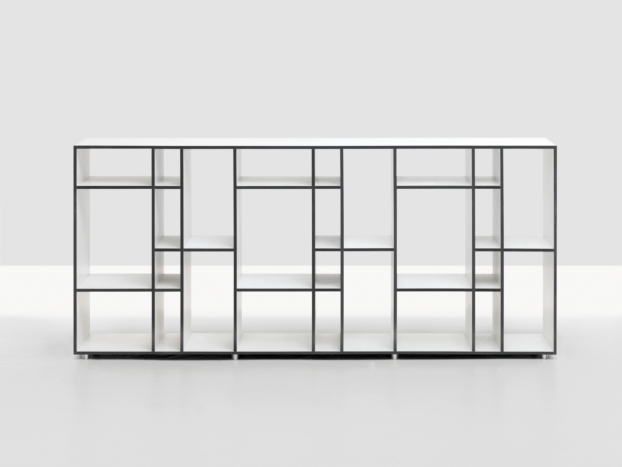 Weißes Holzregal "Code 2" mit schwarzem Rahmen und verschiedenen Fächern.
