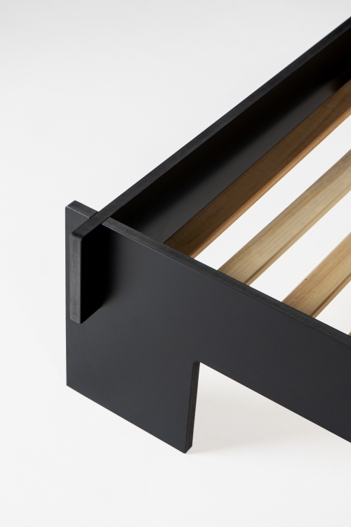 Detailaufnahme: Schwarzes Siebenschläfer Bett von Moormann (160x200 cm) mit Lattenrost und minimalistischem Kopfteil.