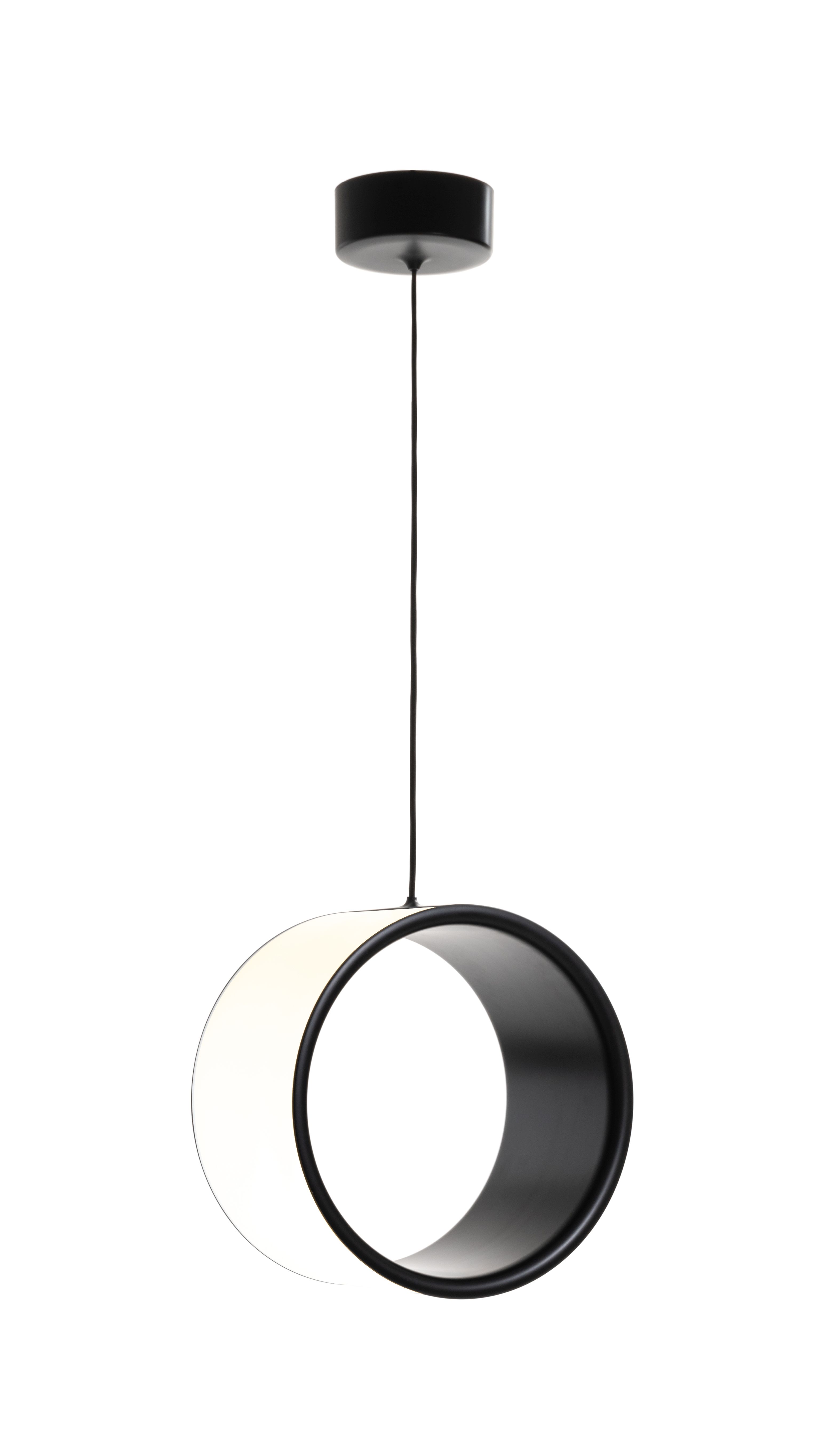 Lost Pendelleuchte von Magis: Runde, schwarze Hängelampe mit weißem, leuchtendem Halbkreis. Moderne Innenbeleuchtung.