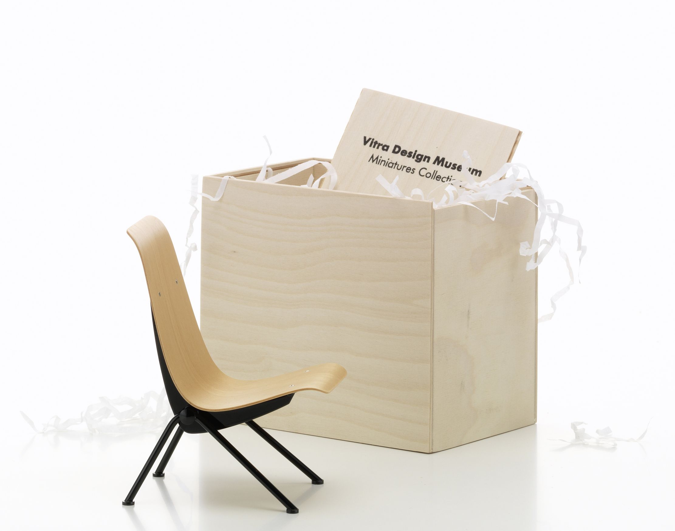 Antony Miniatur Stuhl von Vitra, Designklassiker aus Holz und Metall mit Holzkiste.