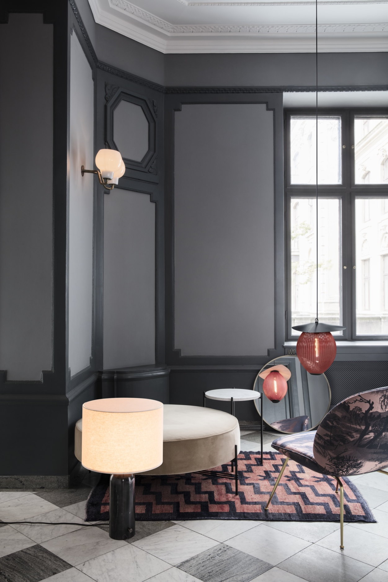 TS Beistelltisch von Gubi in stilvollem Interieur mit Lampe, Teppich und Designermöbeln.