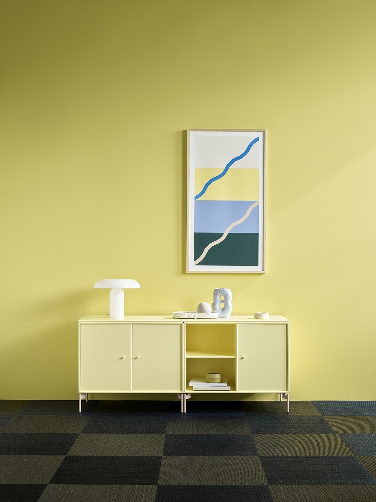 Gelbes Montana Sideboard Low mit zwei Türen und offenem Fach vor gelber Wand.