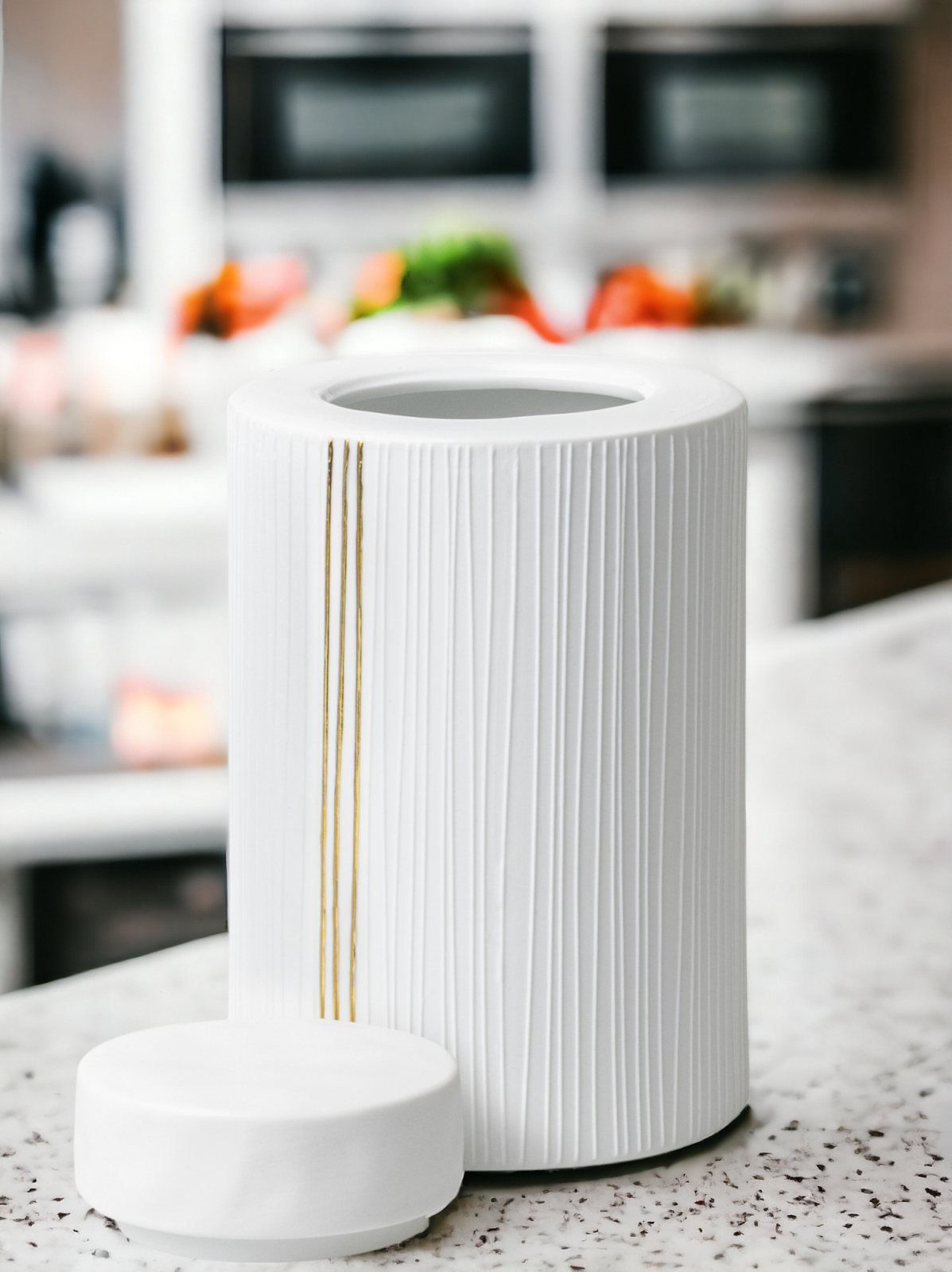 Weiße Porzellandose mit Streifen und Deckel, dekorative Vorratsdose für Küche und Wohnzimmer.