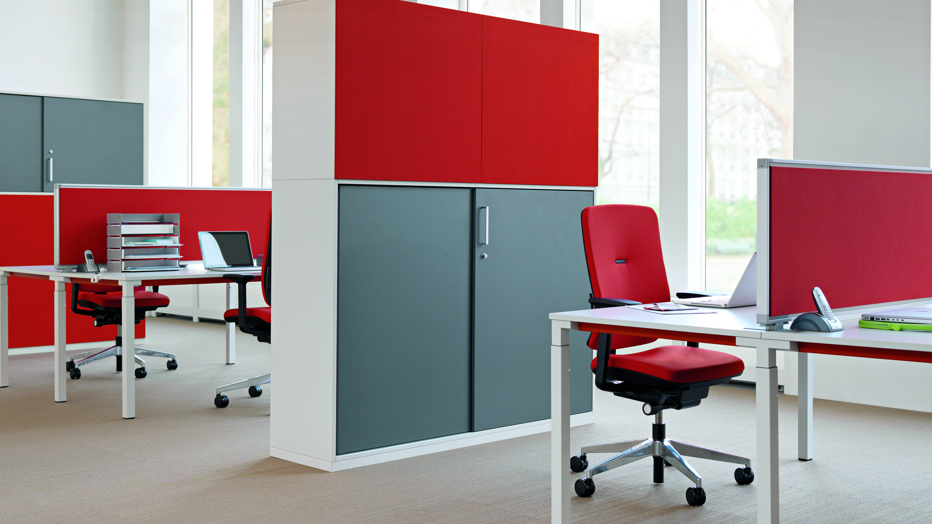 Büro mit Steelcase Share It Drehtürenschrank in Grau und Rot, Büromöbel und Schreibtischen.