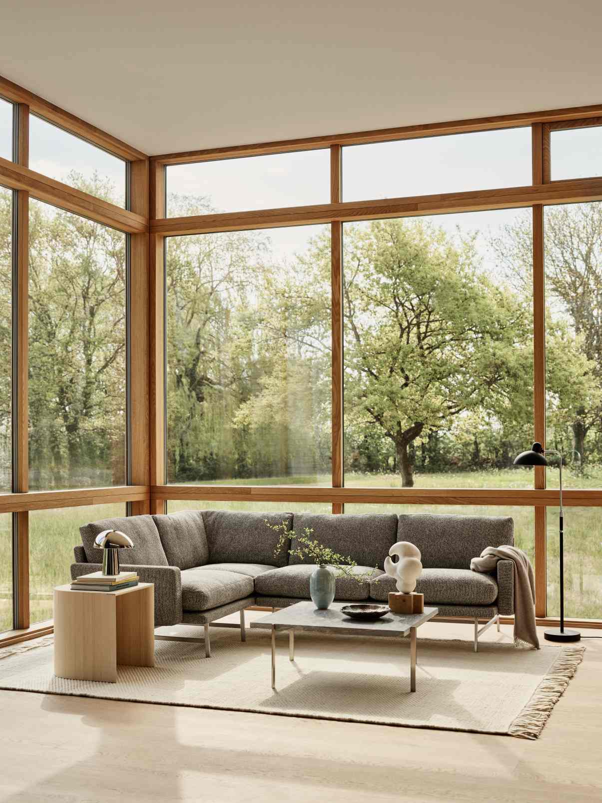 Taburet Hocker von Fritz Hansen, Kirsche natur, als Beistelltisch in modernem Wohnzimmer.