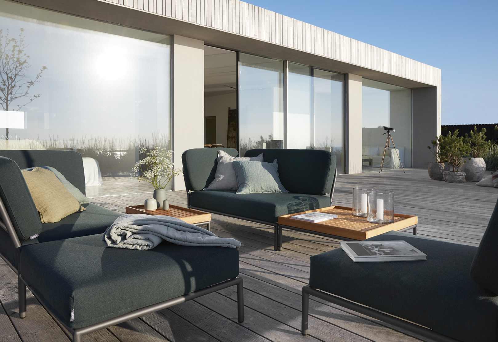 Houe Level Sofa Outdoor Ecke links, modernes Gartensofa mit Lounge-Atmosphäre auf einer Terrasse.