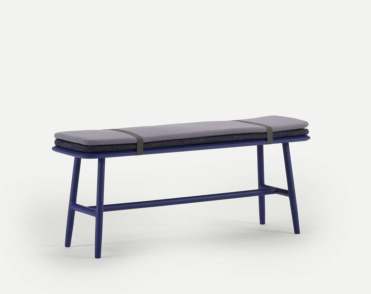 Nudo Sitzbank von Sancal mit blauem Gestell und grauer Polsterung für modernes Wohnen.