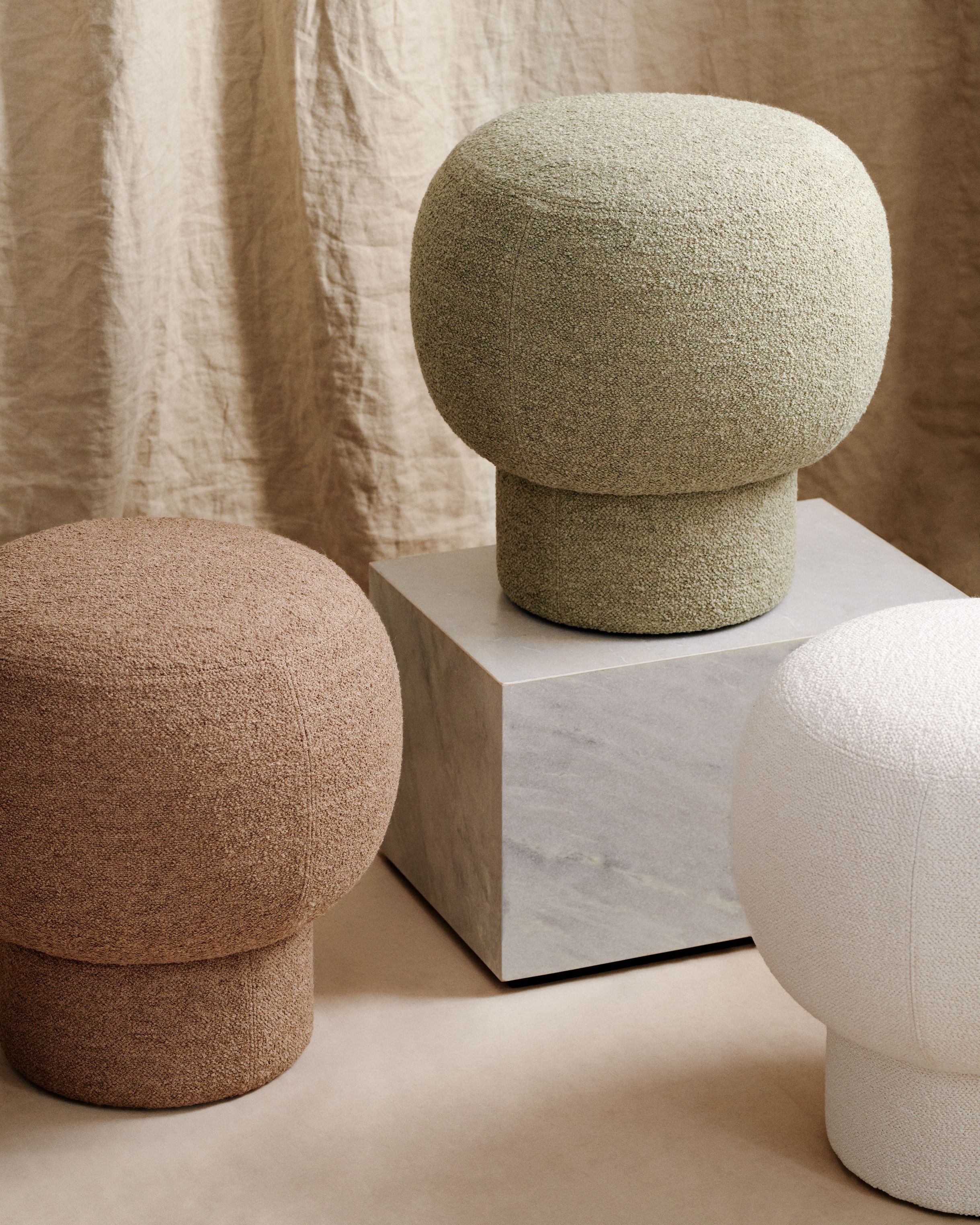 Drei Liége Poufs von Norr11 in Beige, Braun und Grün, moderne Sitzmöbel aus Stoff.