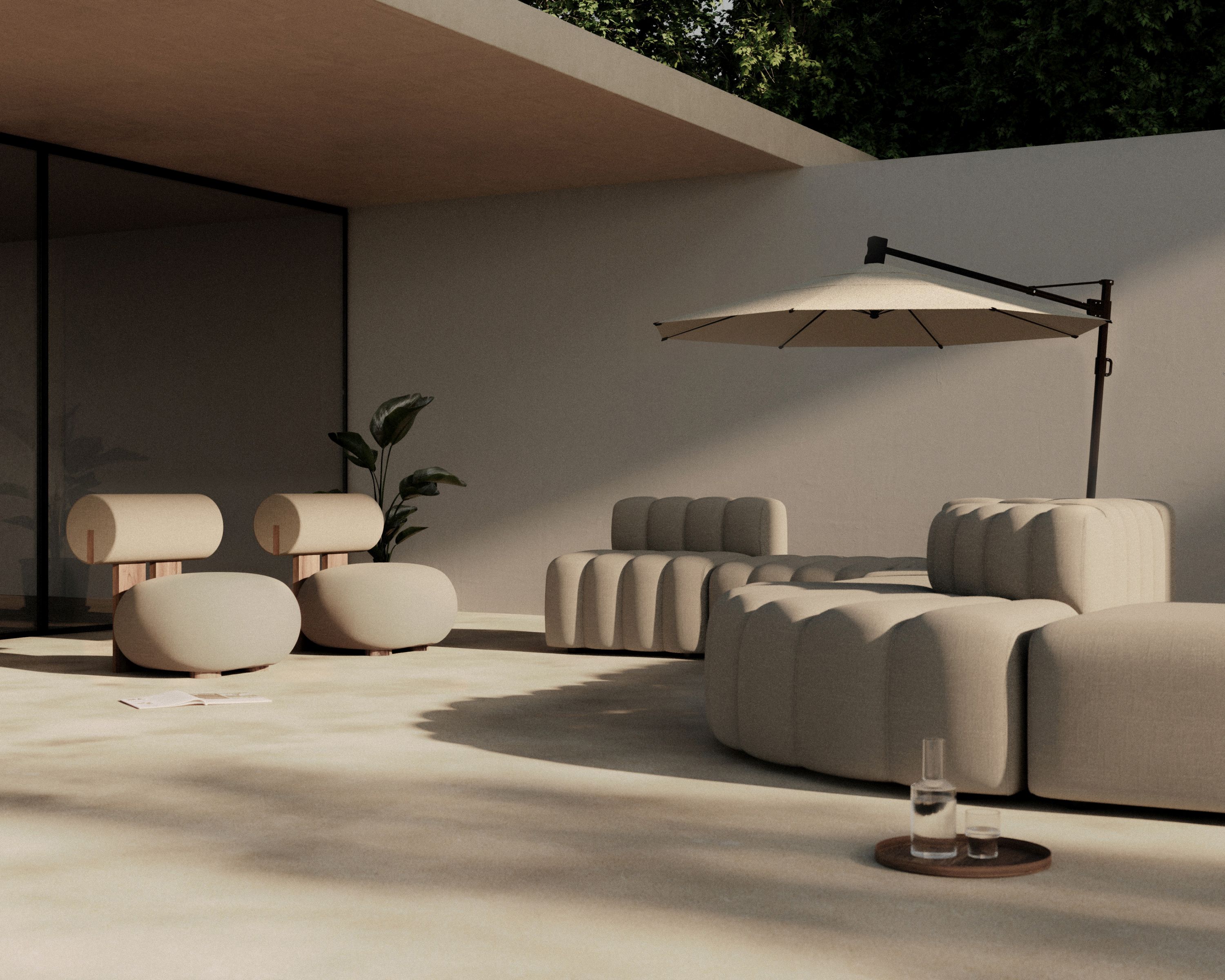 Beige Hippo Lounge von Norr11 im Außenbereich mit Sonnenschirm und minimalistischem Design.
