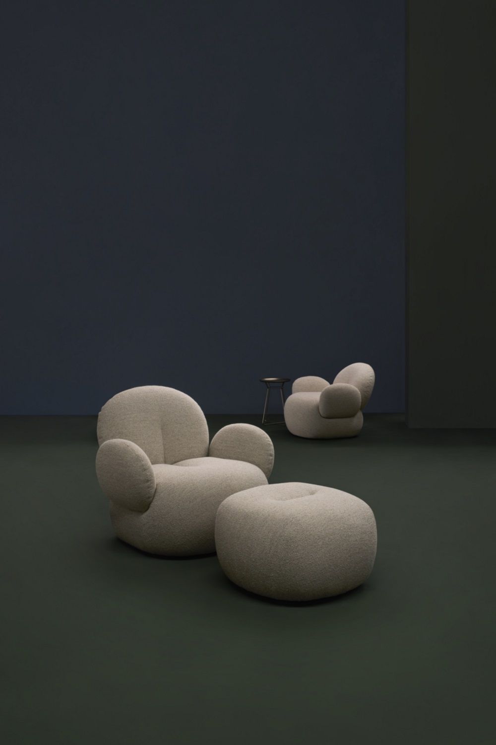 Beiger Nana Sessel mit Hocker von Freifrau Manufaktur, gemütlicher Design Sessel für Wohnzimmer.