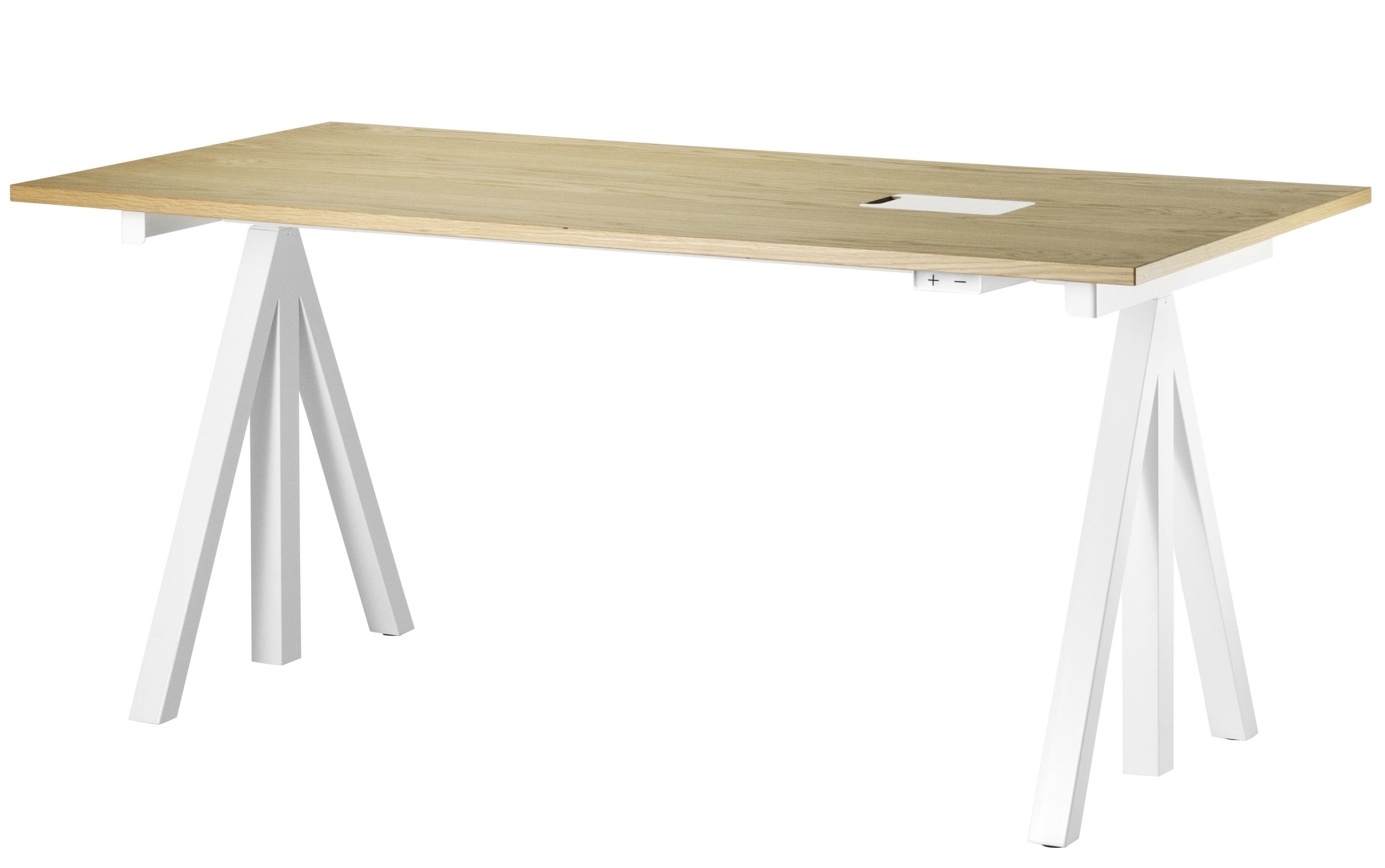 String Furniture Schreibtisch höhenverstellbar aus Eiche mit weißen Beinen und Kabeldurchlass. Ergonomischer Bürotisch.