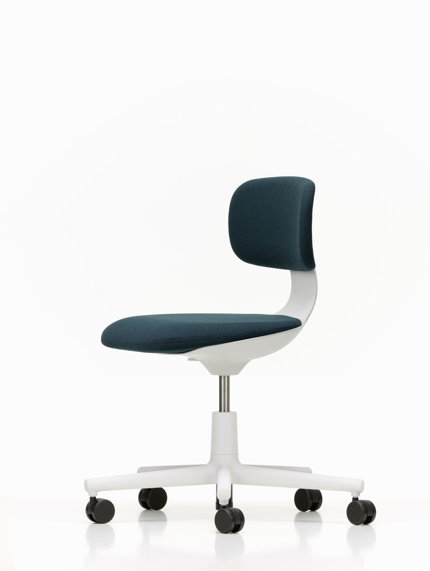 Rookie Bürodrehstuhl von Vitra mit schwarzem Plano Bezug, weißem Gestell und Rollen.