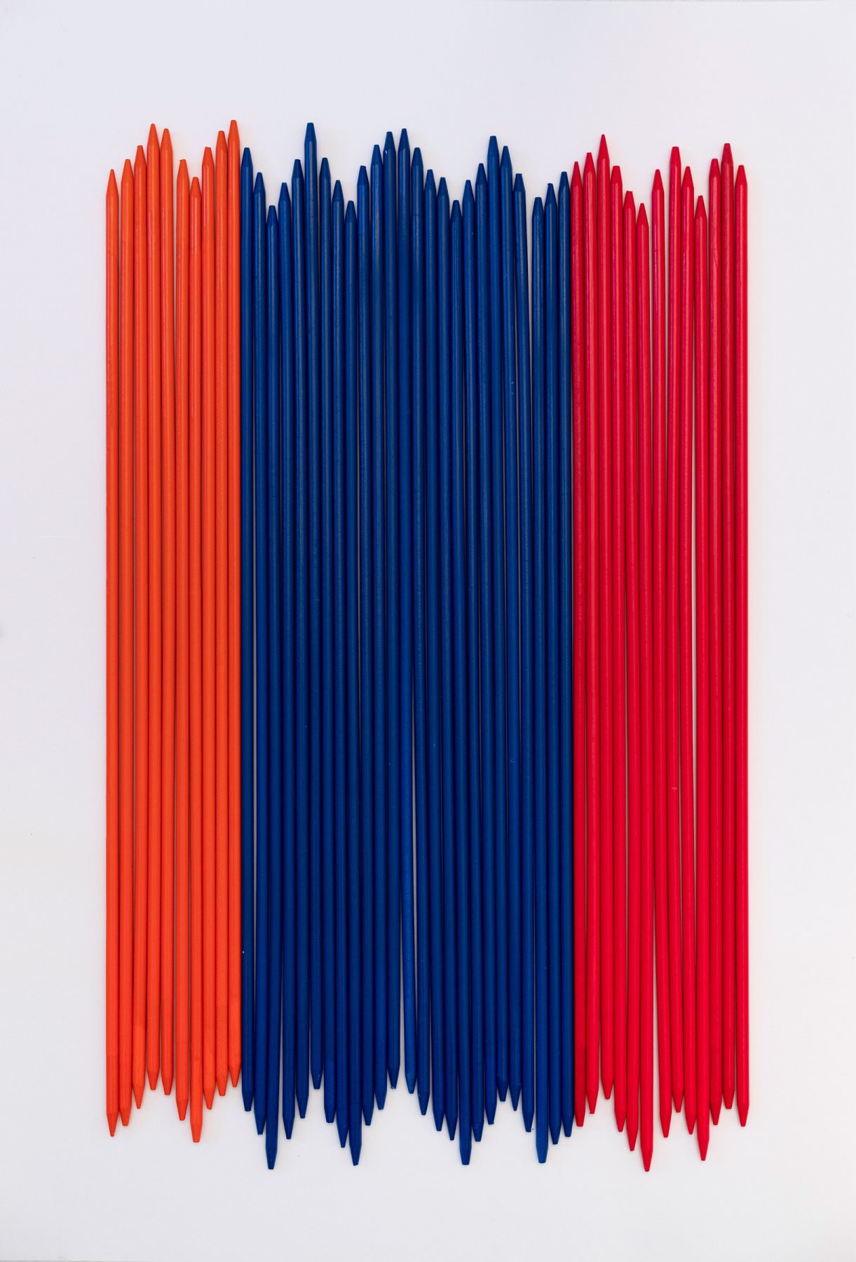 Pic-A-Stic Pendelleuchte von Ingo Maurer: Detailaufnahme der bunten Holzstäbe in Blau, Rot und Orange.