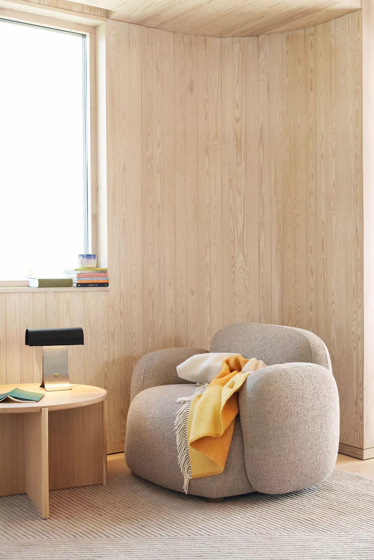 Gemütlicher, hellgrauer Loungesessel mit Armlehne von Northern. Bequemer Sessel für Wohnzimmer und Leseecke.