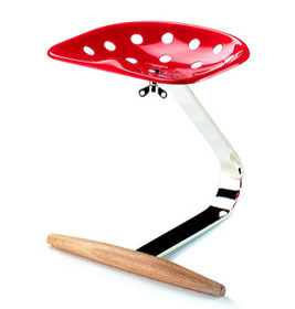 Roter Mezzadro Hocker Miniatur von Vitra: Designklassiker mit Traktorsitz und Chromgestell.