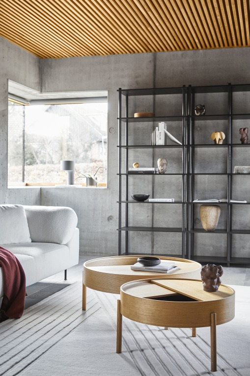 Wohnzimmer mit Kyoto Teppich von Woud, hellem Sofa und Holztischen. Moderner Einrichtungsstil.