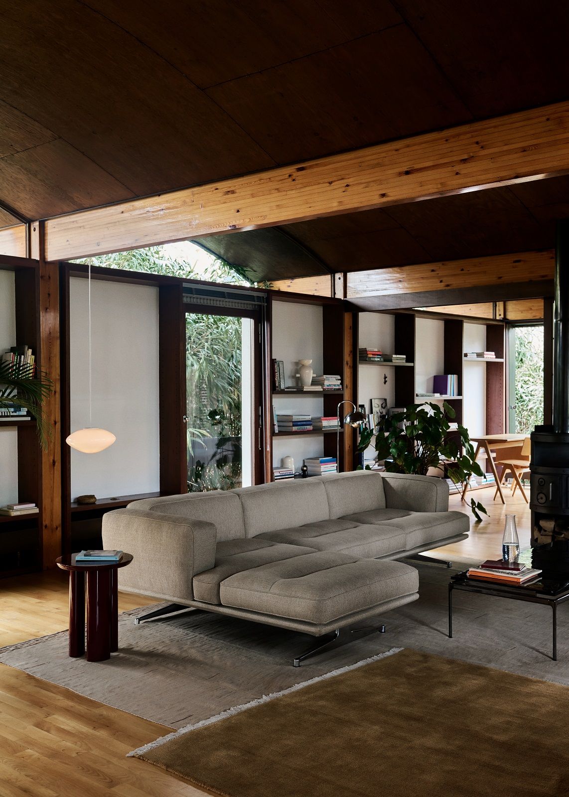 The Moor AP19 Teppich von AndTradition in einem modern eingerichteten Wohnzimmer mit Sofa.