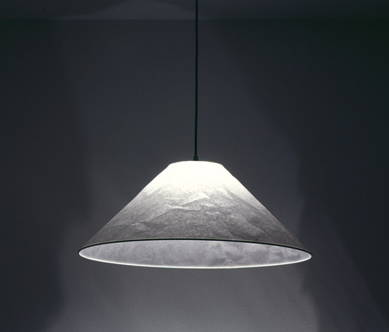 KNITTERLING Pendelleuchte von Ingo Maurer: Hängelampe mit konischem Lampenschirm aus Papier, leuchtend.