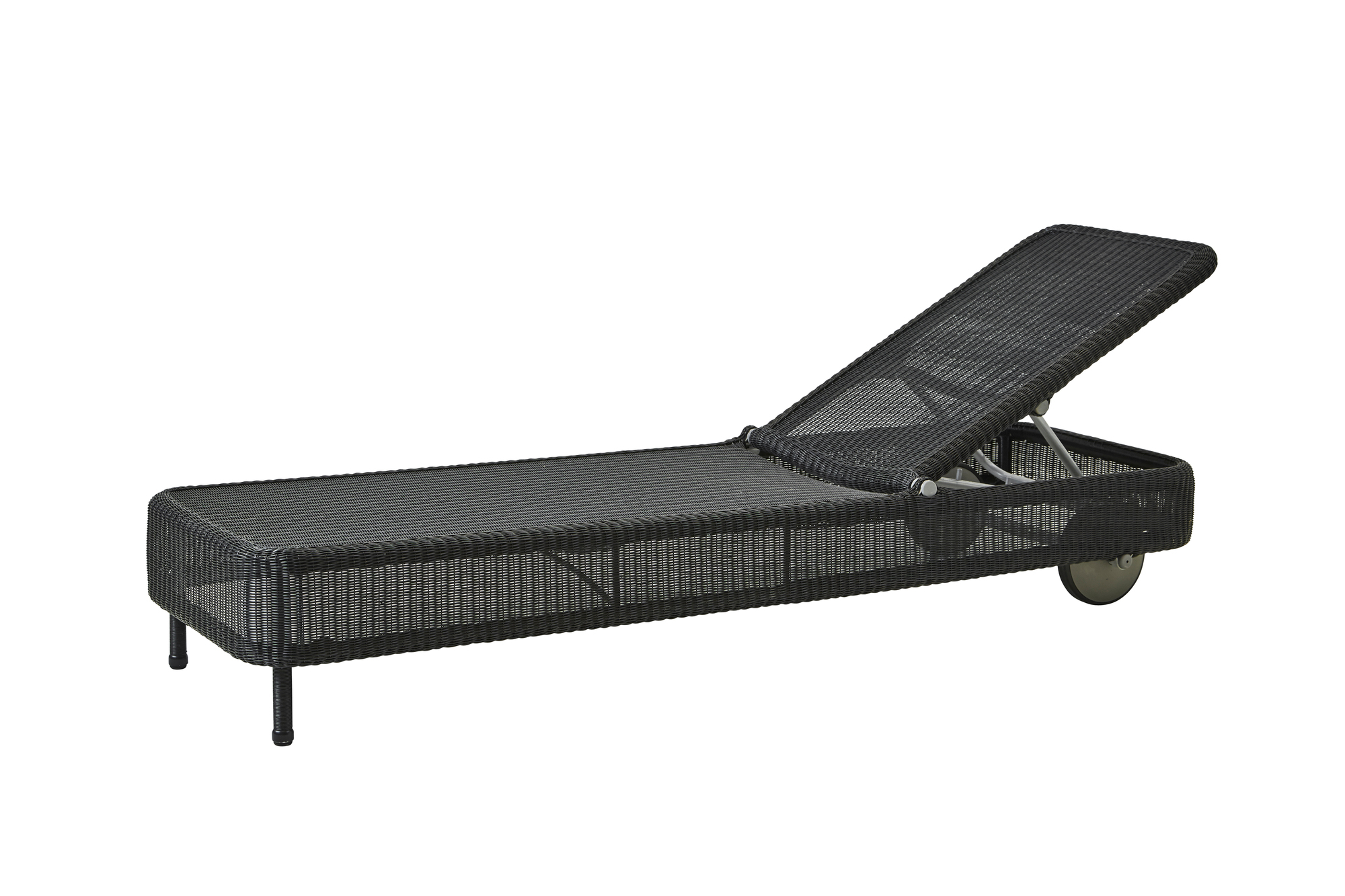 Schwarze Cane-Line Sonnenliege "Presley" für den Garten, mit verstellbarer Rückenlehne und Rädern.