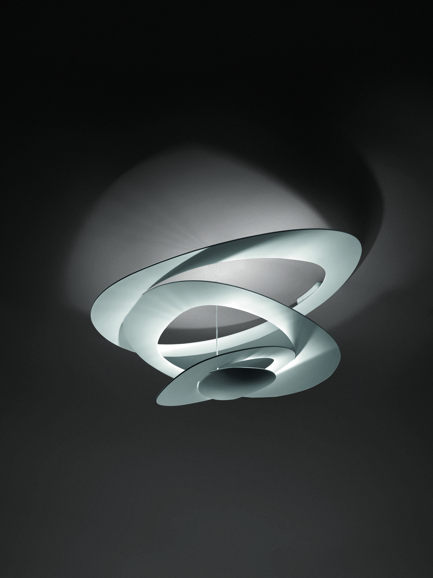 Weiße Pirce Deckenleuchte von Artemide: Moderne Deckenlampe mit spiralförmigen Elementen und indirekter Beleuchtung.