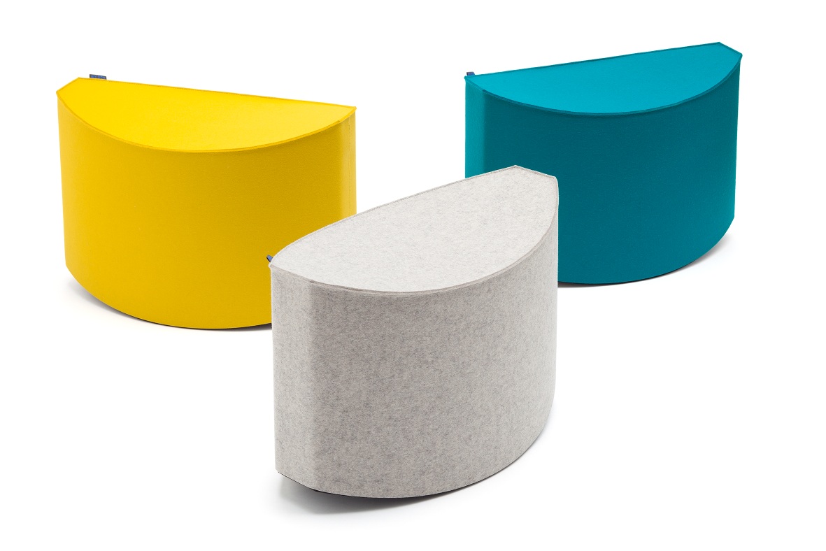 Drei Enno Sitzmöbel von Hey Sign in Gelb, Grau und Türkis auf weißem Grund.