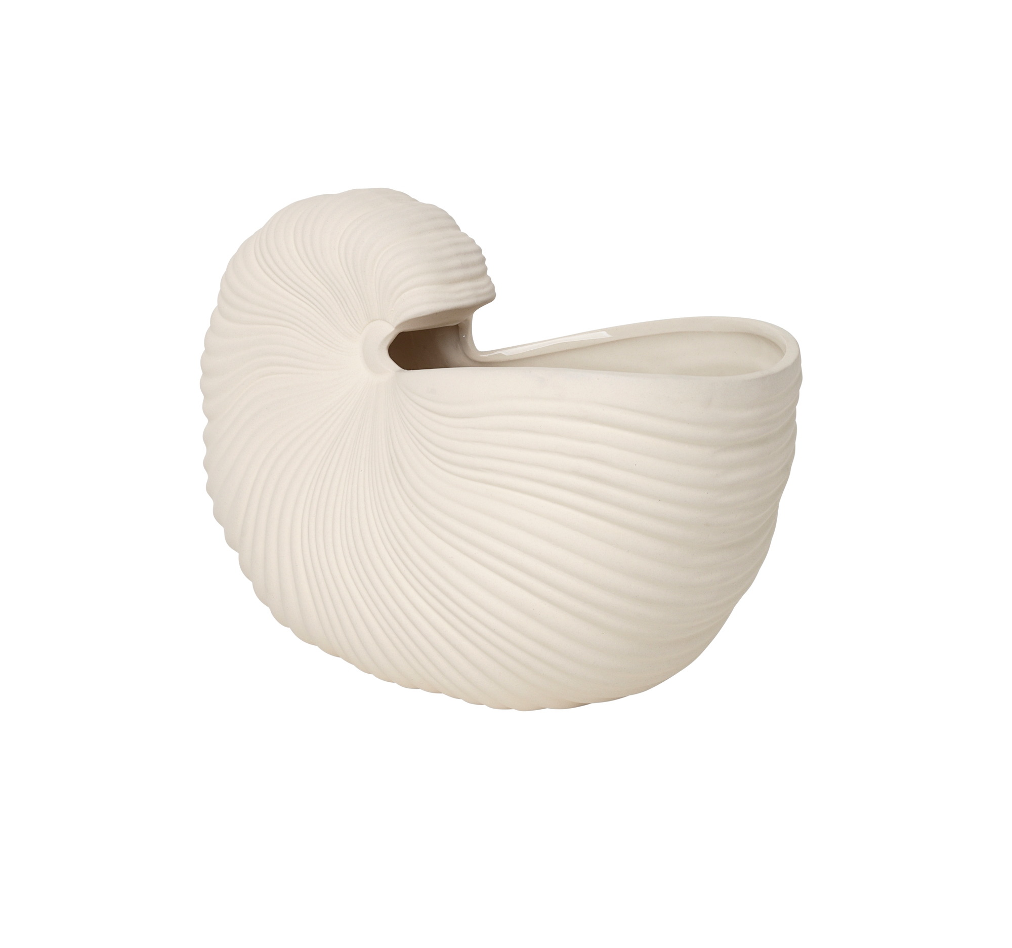 Nahaufnahme der Ferm Living Shell Pot Vase, einer beigen, muschelförmigen Keramikvase.