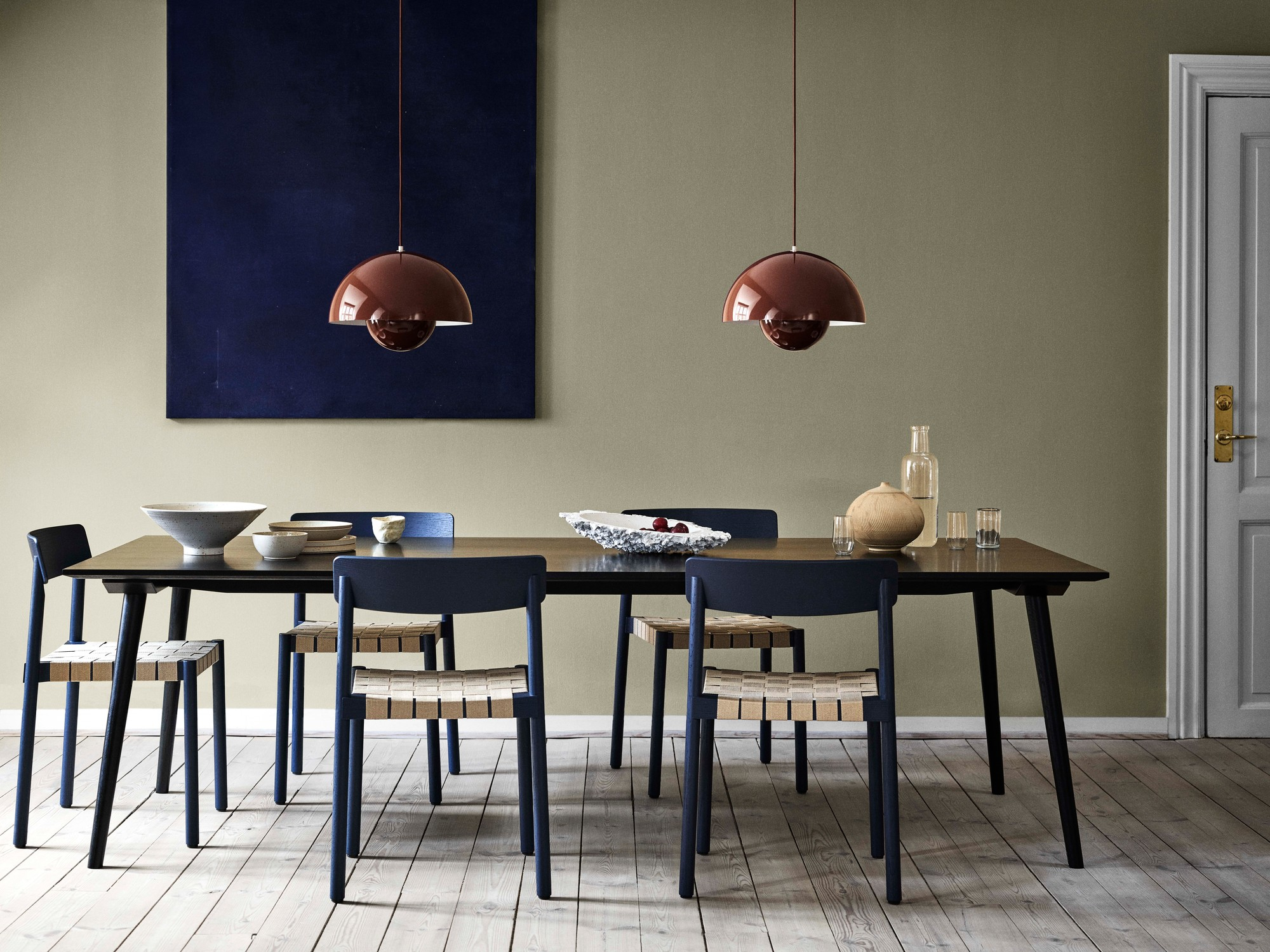 Esszimmer mit Flowerpot Pendelleuchten in Kupferrot von AndTradition über einem Esstisch.