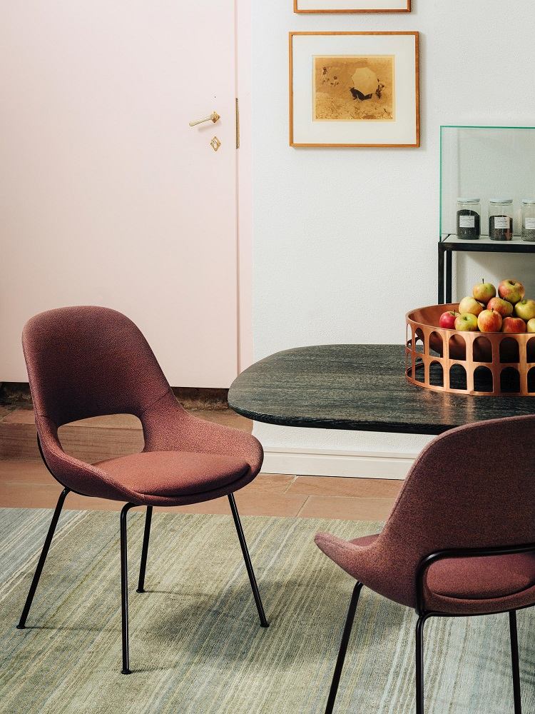 Zwei Theia Armchair Low Sessel der Freifrau Manufaktur in Bordeauxrot mit schwarzem Metallgestell.