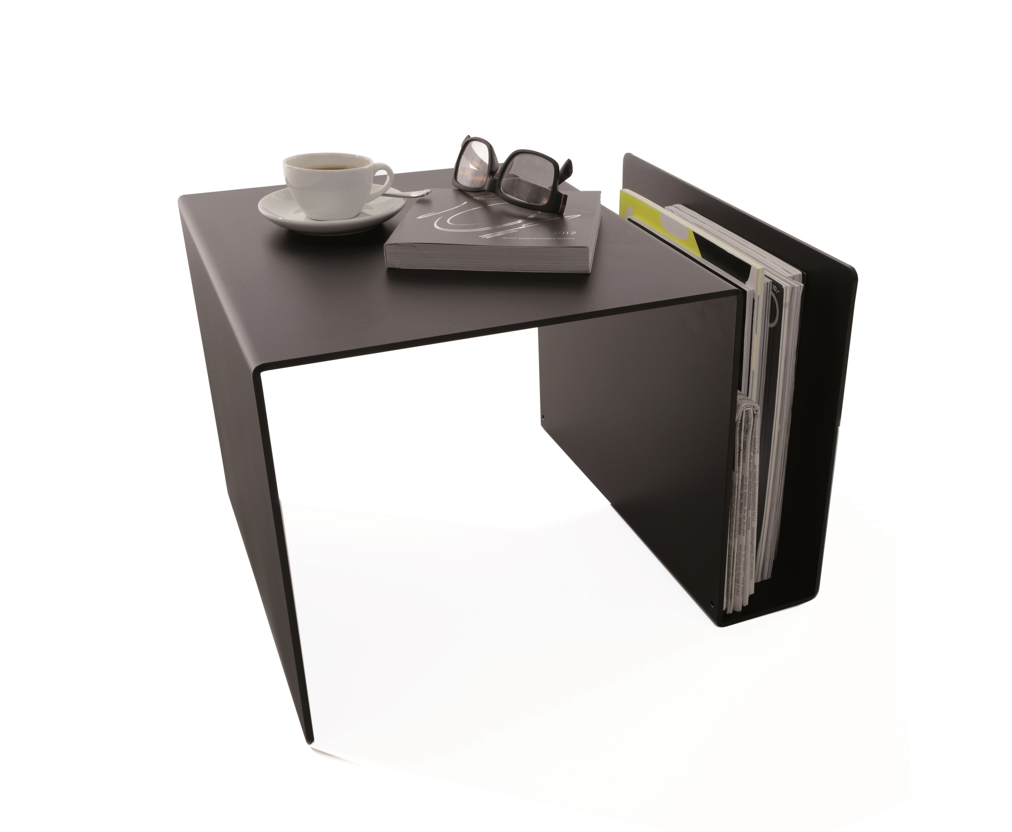 Schwarzer Huk Beistelltisch von Müller Möbelwerkstätten mit Zeitschriftenfach, Kaffeetasse, Buch und Brille. Moderner Nachttisch.