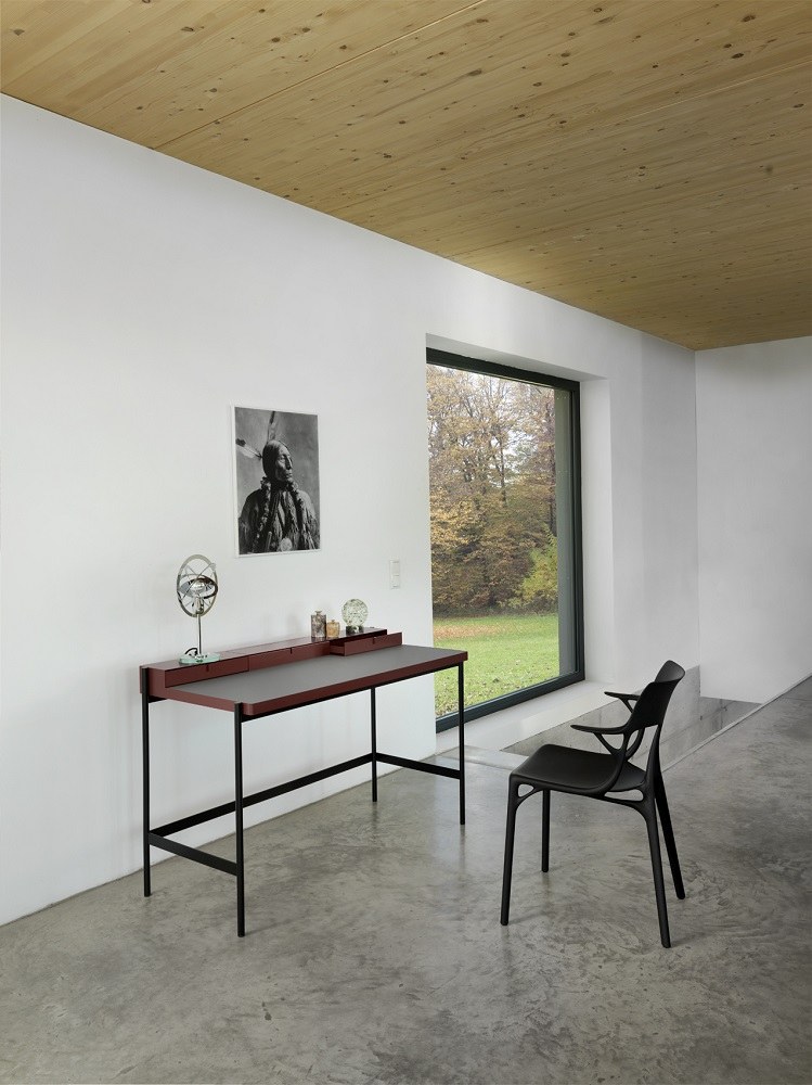 PS20 Schreibtisch von Müller Möbelfabrikation mit drei Schubladen in minimalistischem Raum. Moderner Arbeitsplatz.