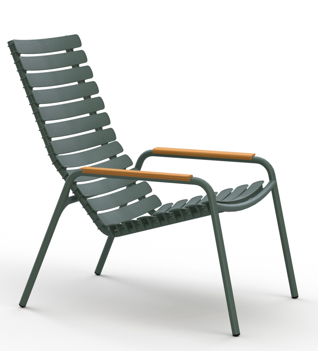 Houe Reclips Lounge Chair: Grüner Outdoor Stuhl mit Armlehnen aus Bambus.