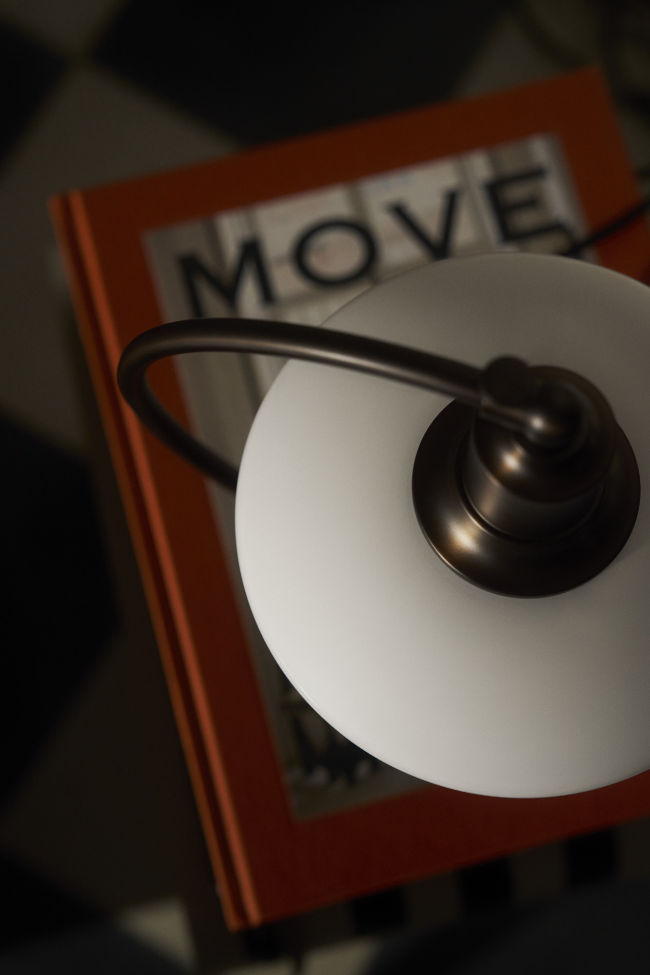 Detailaufnahme der PH 2/2 Luna Tischleuchte von Louis Poulsen mit Opalglas und Messing.