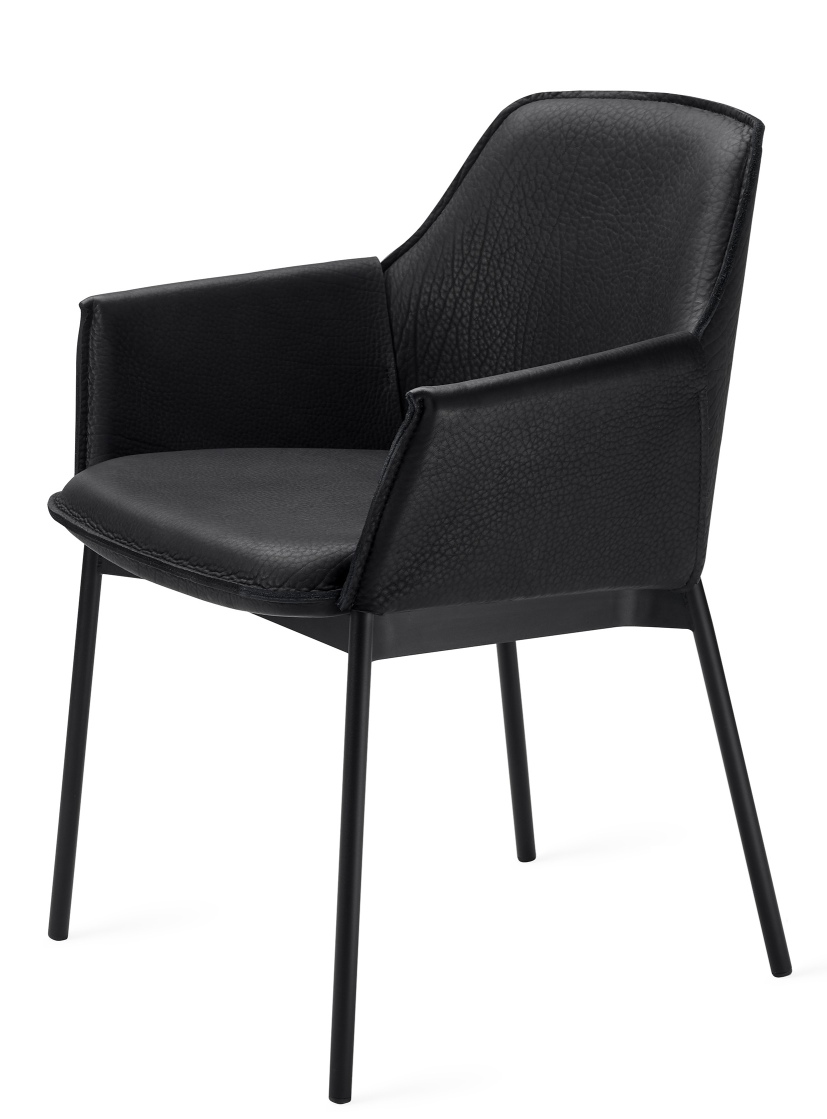 Schwarzer Grace Lounge Chair mit Armlehnen und schwarzen Metallbeinen von Freifrau Manufaktur.