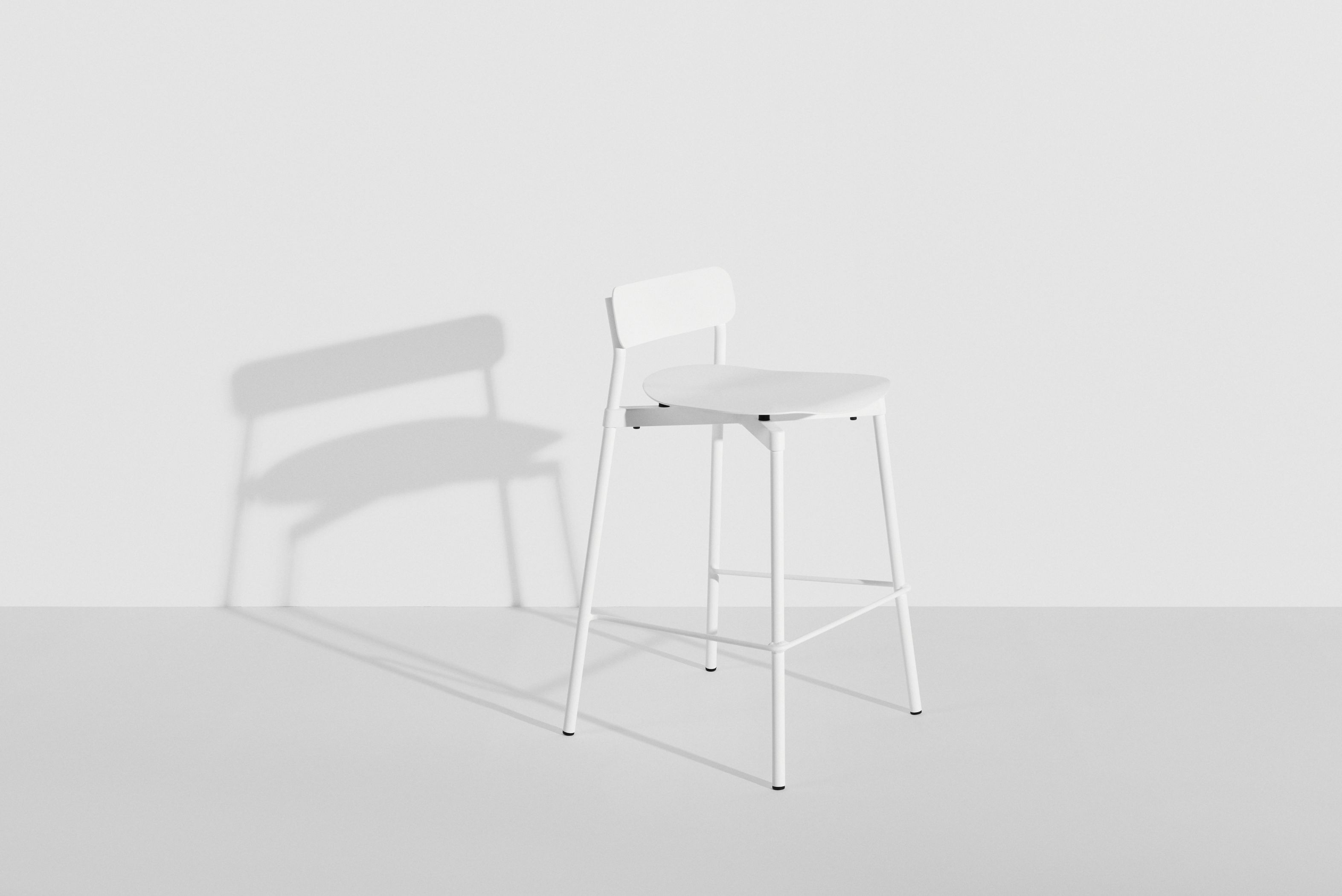 Weißer Fromme Barhocker von Petite Friture, H 65 cm, mit Rückenlehne und minimalistischem Design.