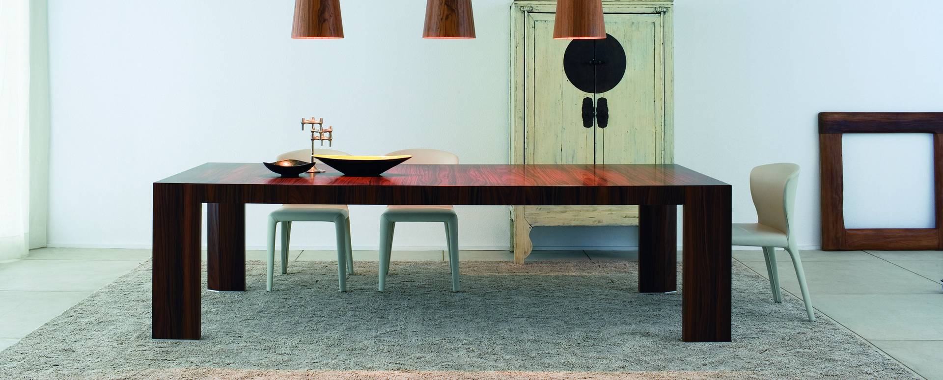 Esstisch mit Cassina Hola Stühlen in hellem Leder, modernes Möbeldesign für Esszimmer.