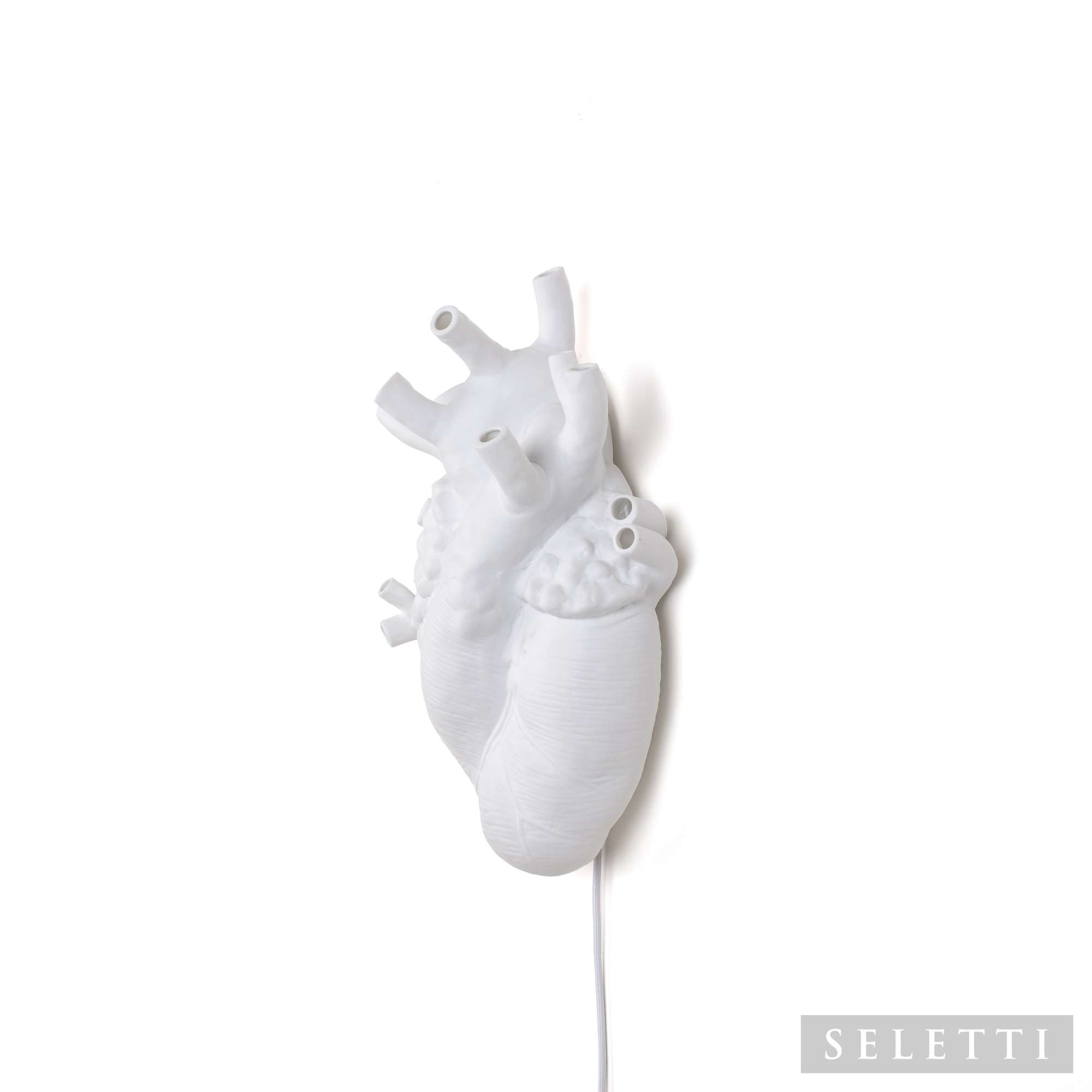 Weiße Seletti Heart Lamp Leuchte in Herzform, Wandleuchte für stimmungsvolle Beleuchtung.