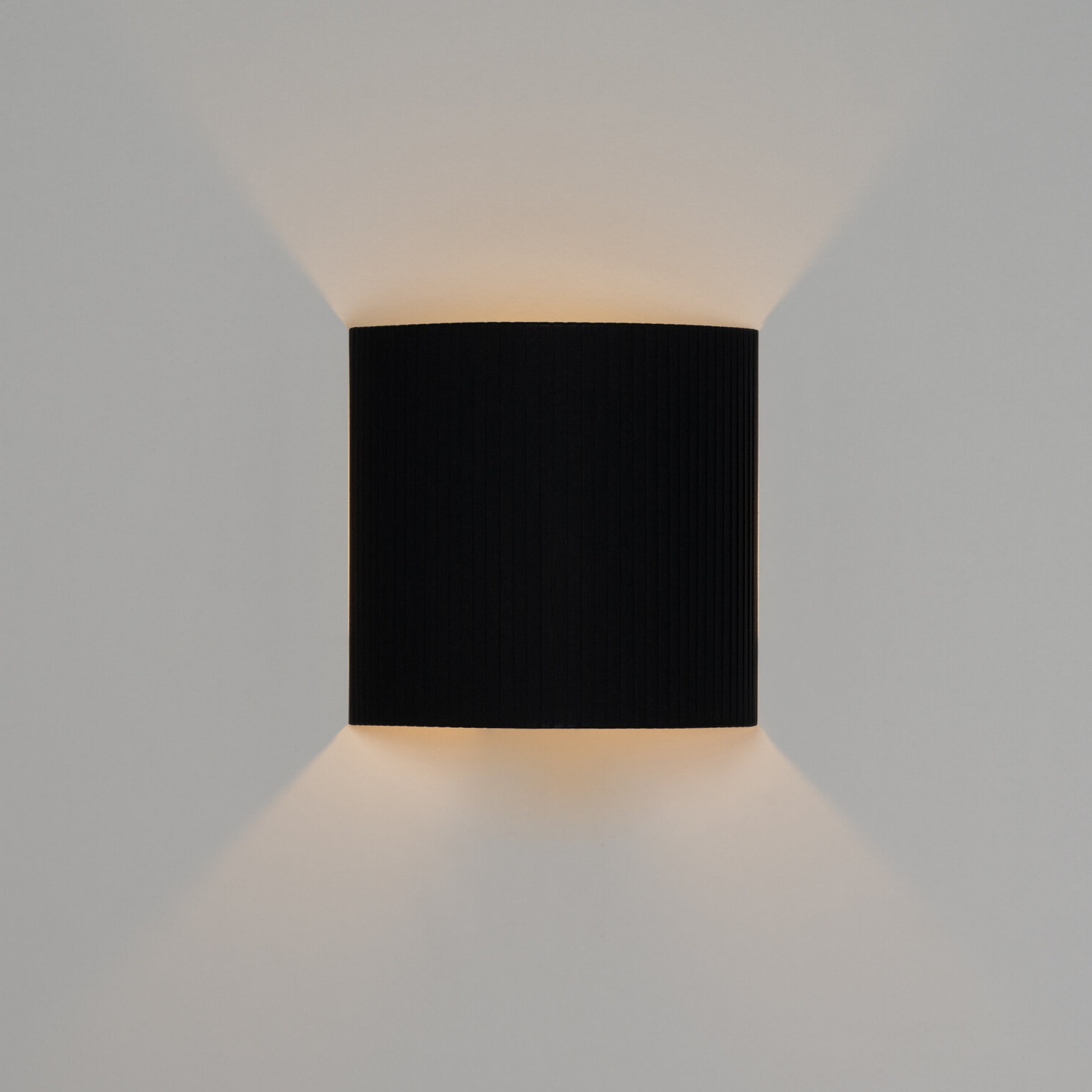 Quadratische, schwarze Wandleuchte "Comodín cuadrado" von Santa & Cole mit indirekter Beleuchtung.