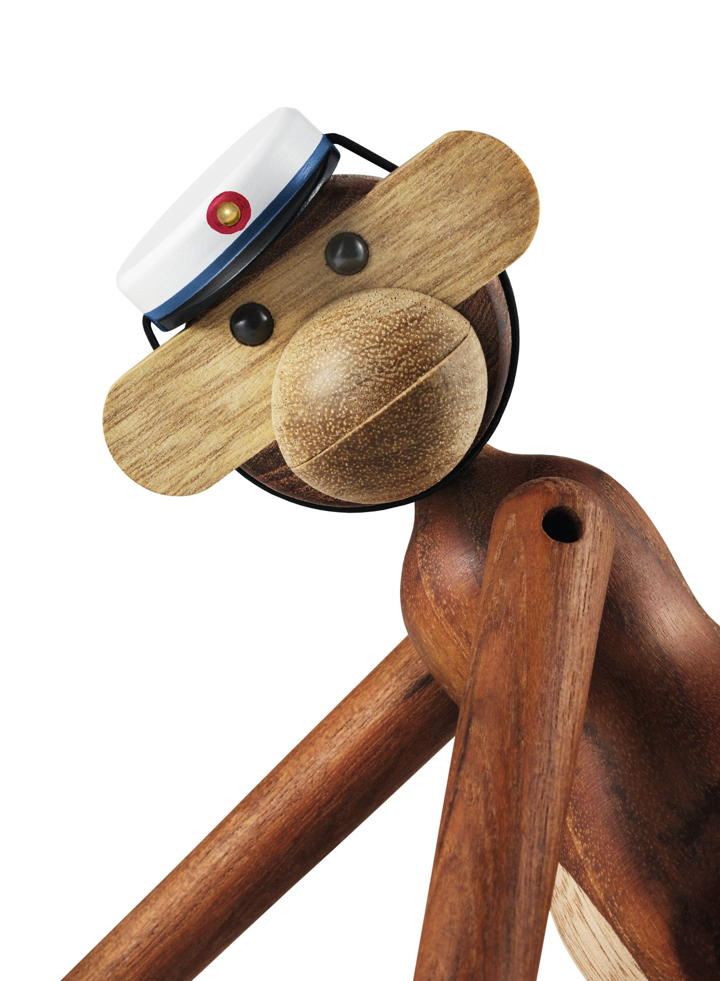 Detailaufnahme: Kay Bojesen Affe Holzfigur aus Teakholz mit Matrosenmütze, dänisches Design.