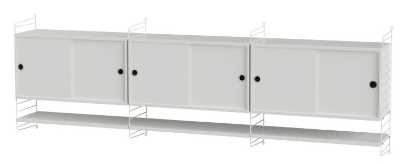 Weißes String Regalsystem mit Schiebetüren und Regalböden für das Wohnzimmer.