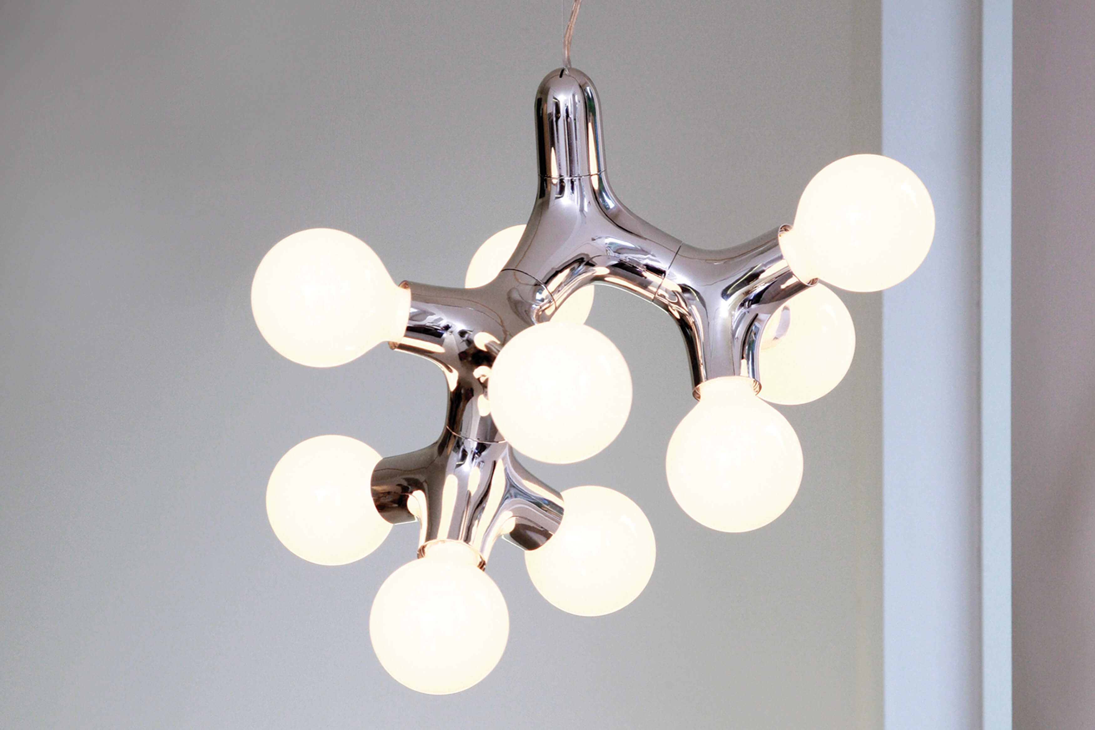 DNA Pendelleuchte mit neun weißen Kugellampen und Chromgestell, moderne Deckenleuchte für Wohnzimmer und Essbereich.