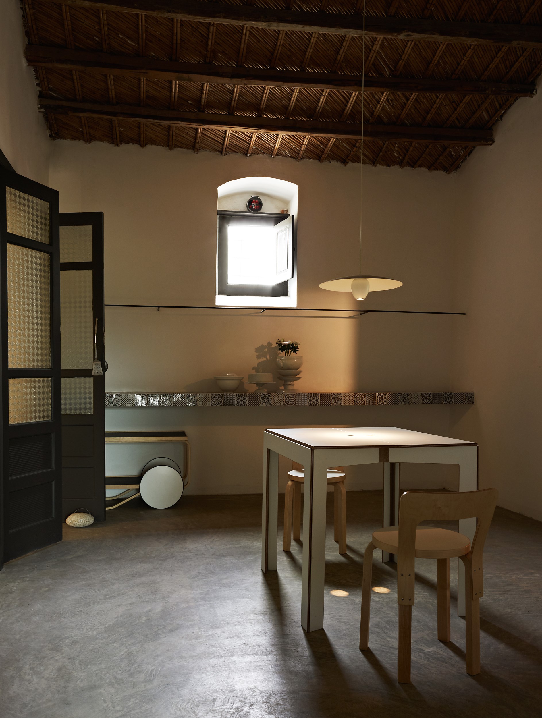 Heller Raum mit Moormann Klapptisch "Last Minute", Stühlen und dekorativen Elementen.