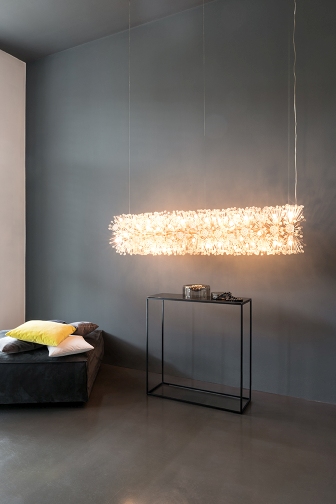 Schwarzer Rack Konsoltisch von Schönbuch, 70 cm breit, im modernen Wohnraum unter dekorativer Beleuchtung.