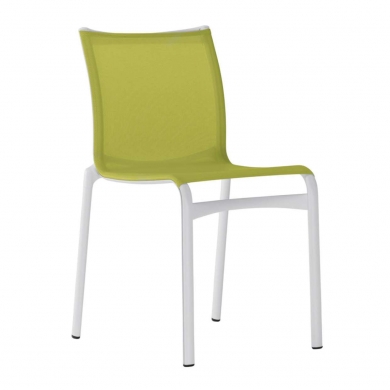 Bigframe Stuhl: Moderner Alias Outdoor Stuhl 440/441 mit grünem Sitz und weißem Gestell.